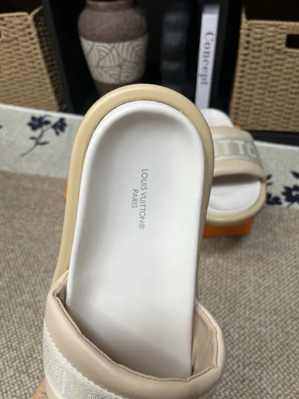 P320💰[New model] Long-term availability, 2025 new model, couple model [LOUlS VUlTTON] comes with drawer box, bag, card, invoice "Louis Vuitton ~ unique modern sandals. 》LV counter purchasing 🏃Men's and women's casual slippers, sold at the same time at the counter, the original old flower material upper is soft and comfortable, (refuses to discolor and rub the feet) sole: original factory special combination original sole, code number: 35--46 4 multiple colors 🉑️ to choose from